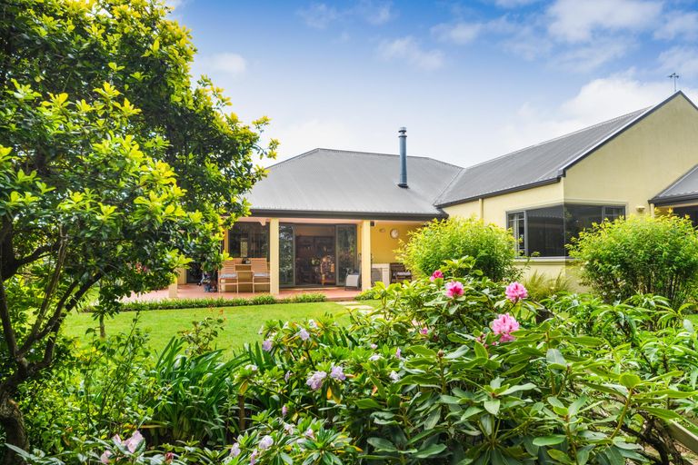 Photo of property in 11 La Lena Grove, Fitzherbert, Palmerston North, 4410