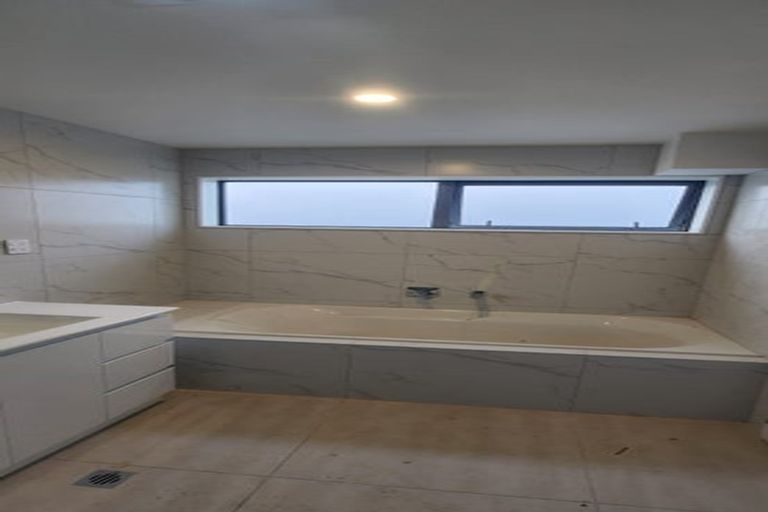 Photo of property in 39 Cascades Road, Pakuranga Heights, Auckland, 2010