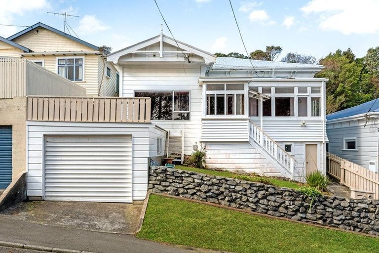 Photo of property in 18 Woburn Road, Northland, Wellington, 6012