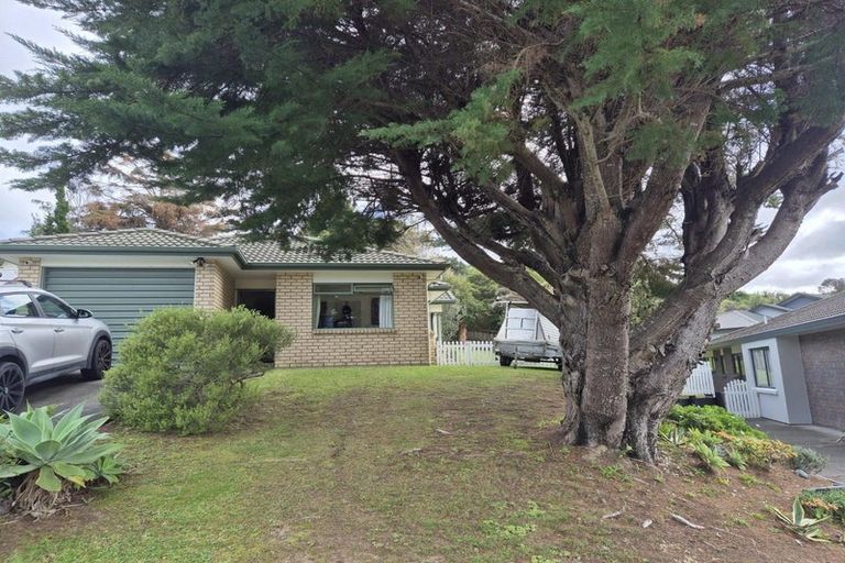 Photo of property in 86 Roberta Crescent, Orewa, 0931