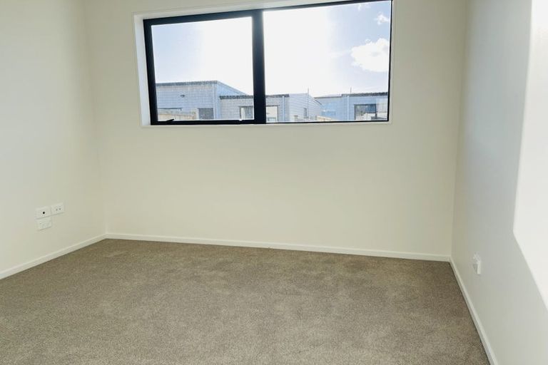 Photo of property in 15a Poruru Close, Papakura, 2110