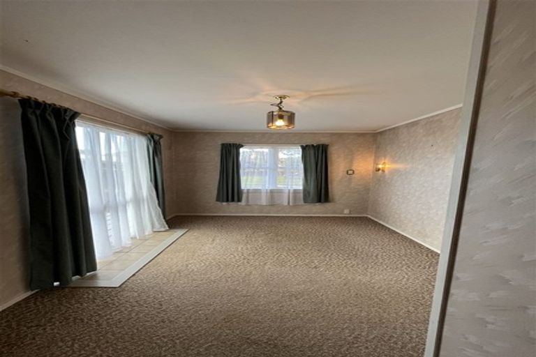 Photo of property in 1 Rewarewa Road, Te Atatu Peninsula, Auckland, 0610