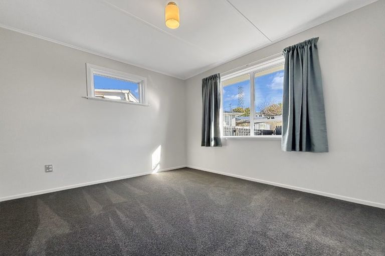 Photo of property in 14 Barclay Street, Newlands, Wellington, 6037