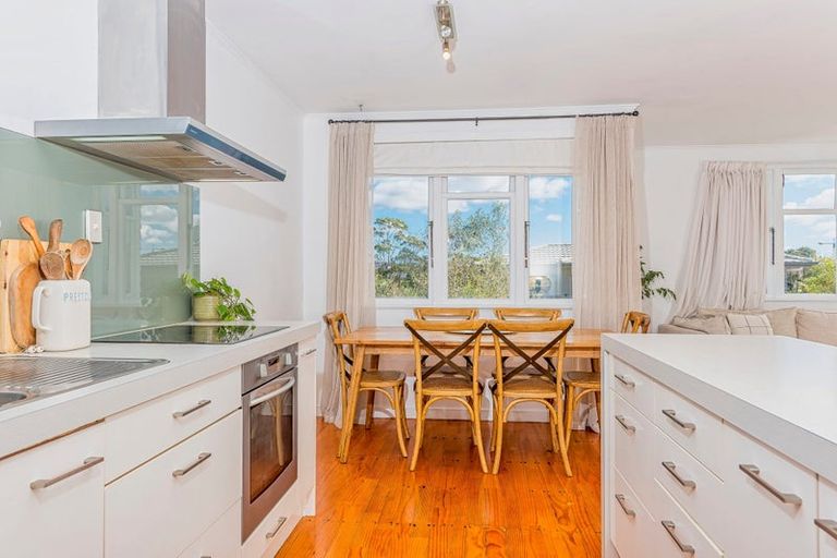 Photo of property in 10 Marie Crescent, Te Atatu South, Auckland, 0610