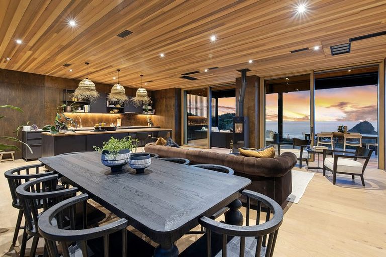 Photo of property in 124a Seaview Road, Piha, New Lynn, 0772