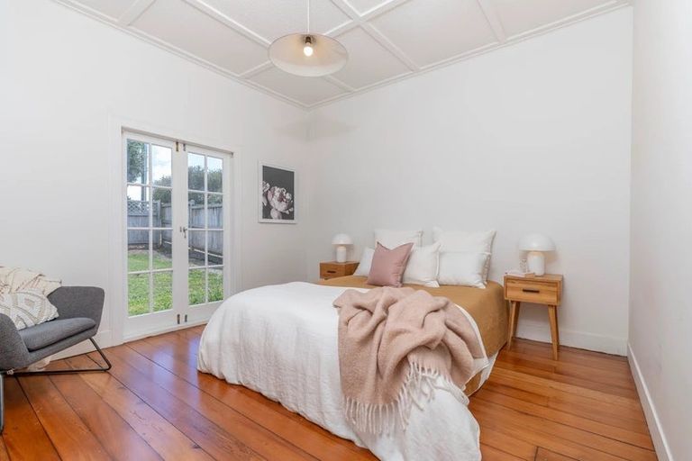 Photo of property in 3 Queen Mary Avenue, New Lynn, Auckland, 0600
