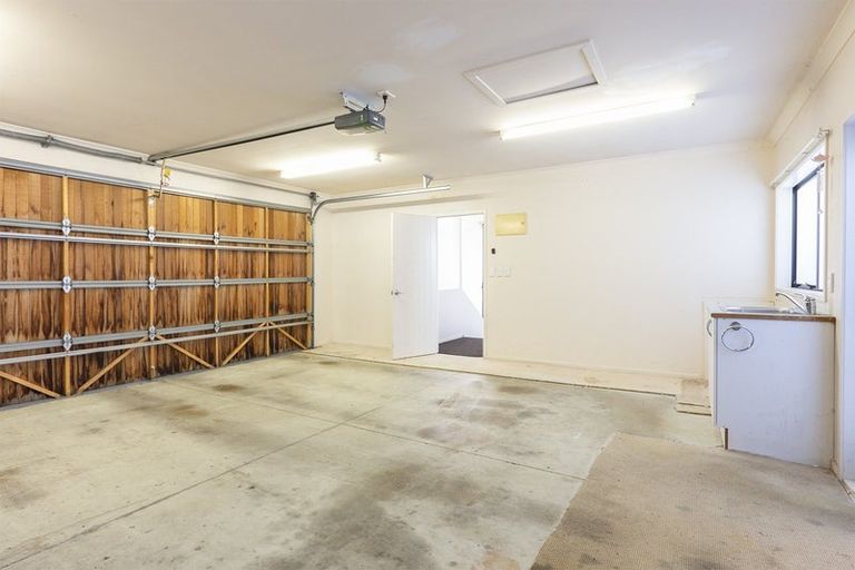 Photo of property in 4 Cliff View Drive, Green Bay, Auckland, 0604