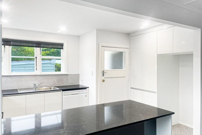 Photo of property in 31 Pinehaven Road, Pinehaven, Upper Hutt, 5019