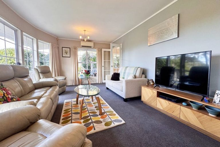 Photo of property in 6 Mosman Place, Chatswood, Auckland, 0626