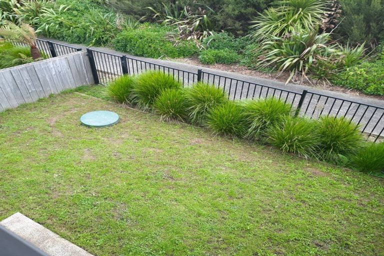 Photo of property in 4/60 Hayfield Way, Karaka, Papakura, 2580