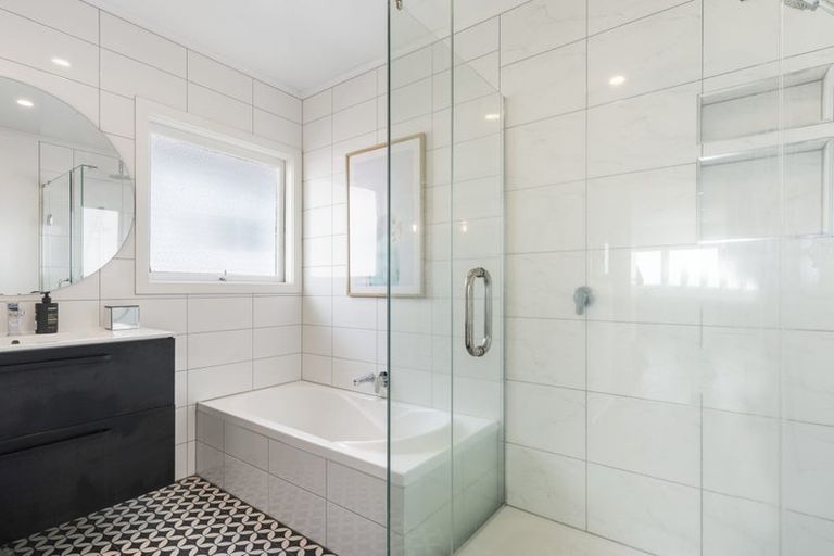 Photo of property in 29 Te Atatu Road, Te Atatu South, Auckland, 0610