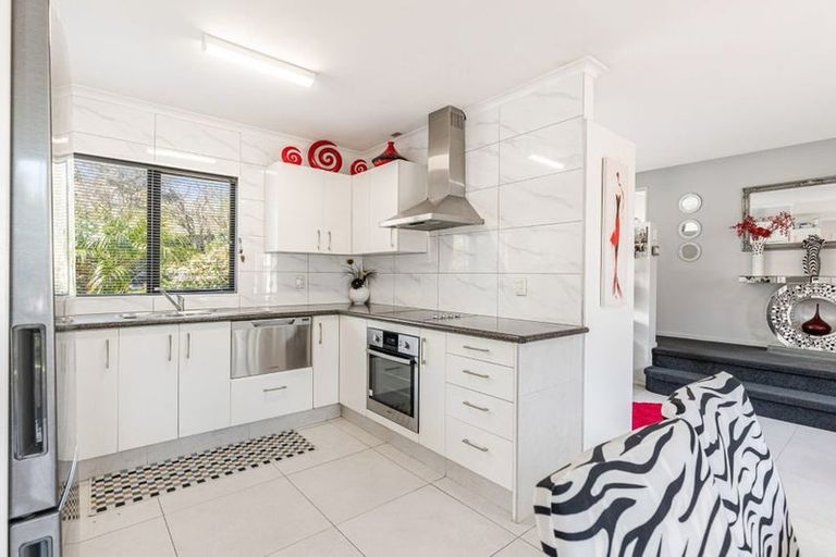 Photo of property in 52 Hewlett Road, Massey, Auckland, 0614