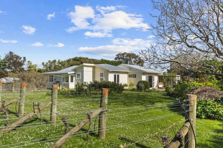 Photo of property in 190 Regent Street, Martinborough, 5711