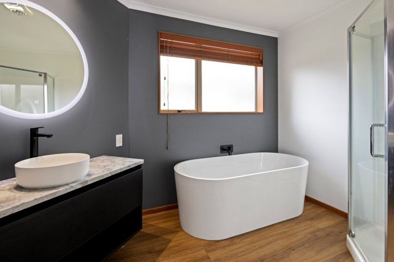 Photo of property in 18 Gibbston Close, Huntington, Hamilton, 3210