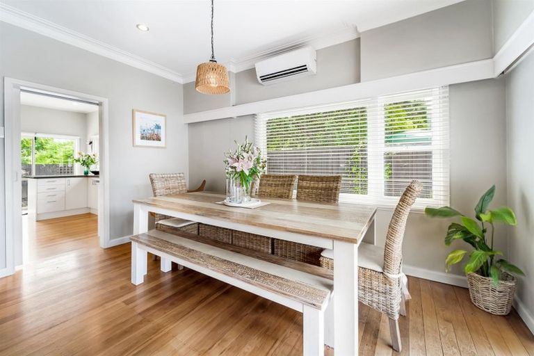 Photo of property in 2/118 East Coast Road, Forrest Hill, Auckland, 0620