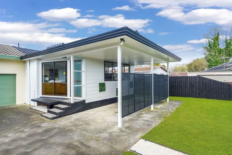 Photo of property in 2/8 Kirrama Place, Conifer Grove, Takanini, 2112