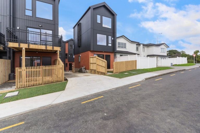Photo of property in 1/1 Roseberry Avenue, Birkenhead, Auckland, 0626