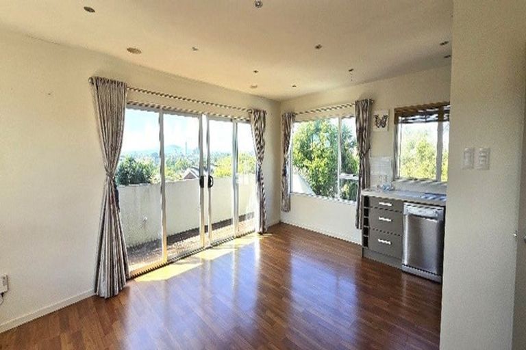 Photo of property in 2/167 Coronation Road, Hillcrest, Auckland, 0627