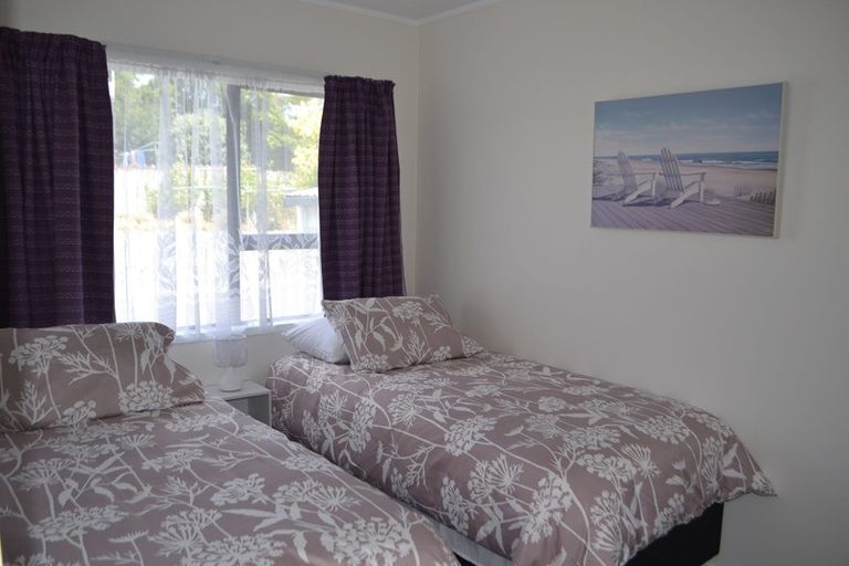 Photo of property in 52 Meadowood Drive, Unsworth Heights, Auckland, 0632