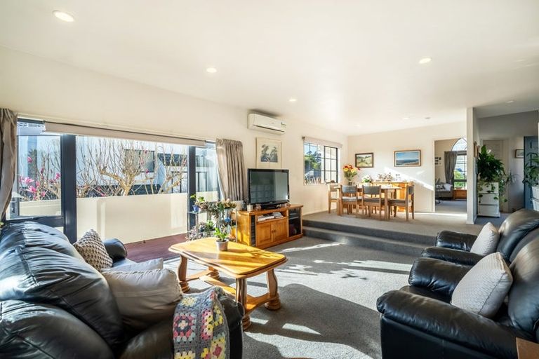 Photo of property in 12 Tyrico Close, Unsworth Heights, Auckland, 0632