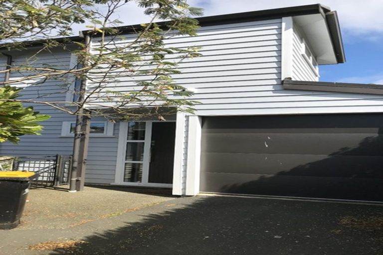 Photo of property in 11b Pinkerton Grove, Newlands, Wellington, 6037