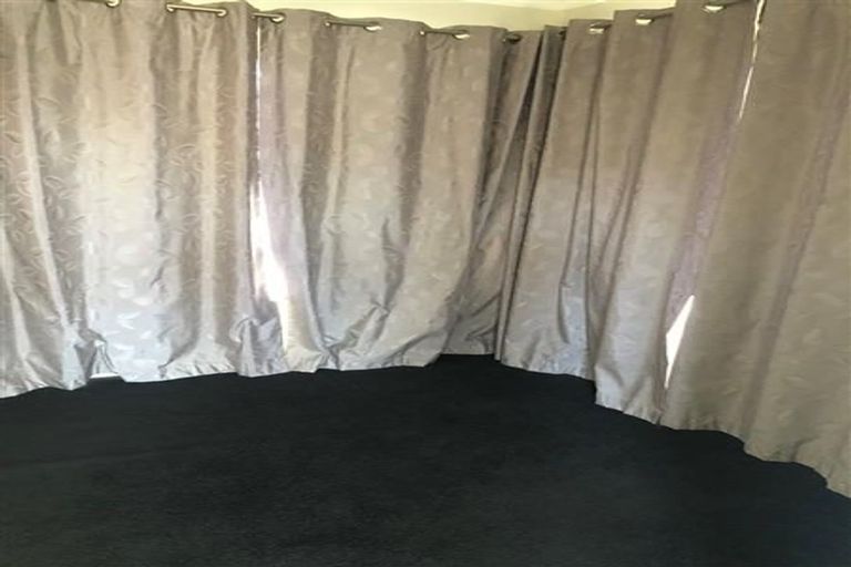 Photo of property in 13 Huruhuru Road, Massey, Auckland, 0614