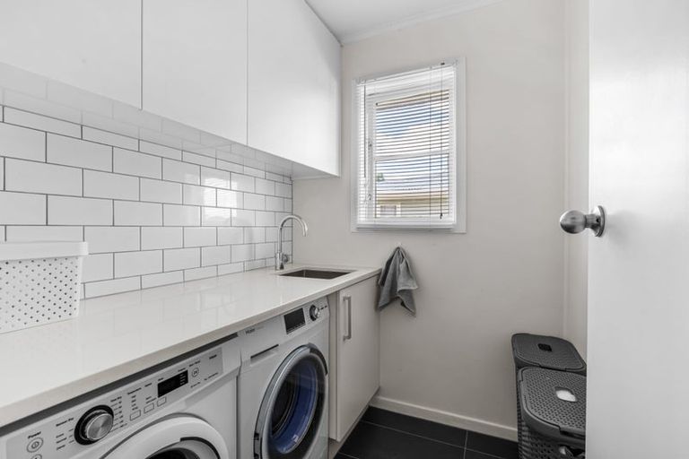 Photo of property in 15 Gill Avenue, Te Atatu Peninsula, Auckland, 0610