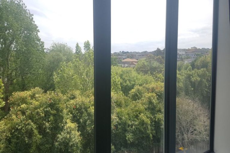 Photo of property in 10/10-26 John Jennings Drive, Oteha, Auckland, 0632