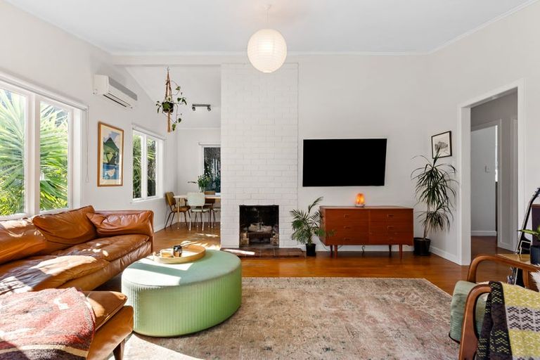 Photo of property in 1/16a Bardia Street, Belmont, Auckland, 0622