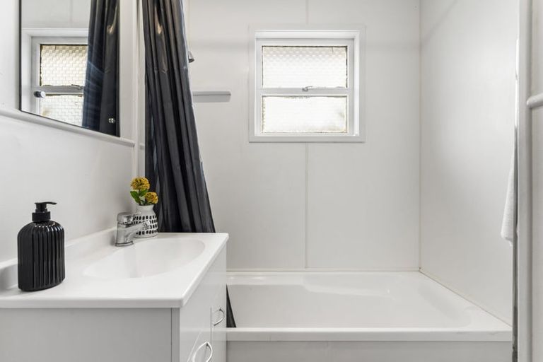 Photo of property in 55 Larnoch Road, Henderson, Auckland, 0610