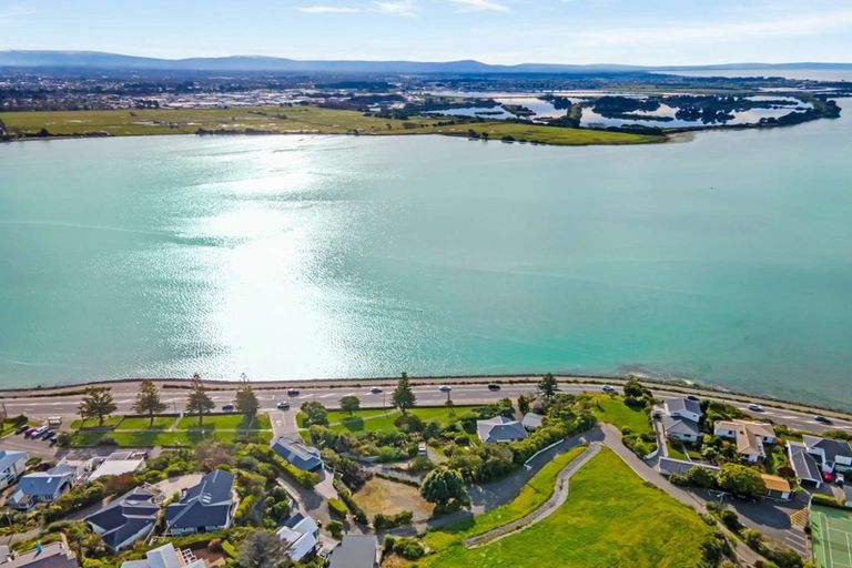 Photo of property in 4 The Brae, Mount Pleasant, Christchurch, 8081