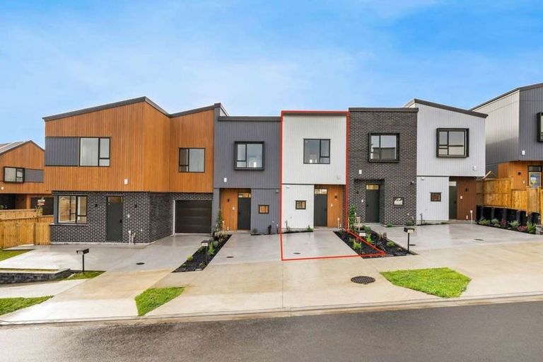 Photo of property in 15 Kuaha Road, Massey, Auckland, 0614