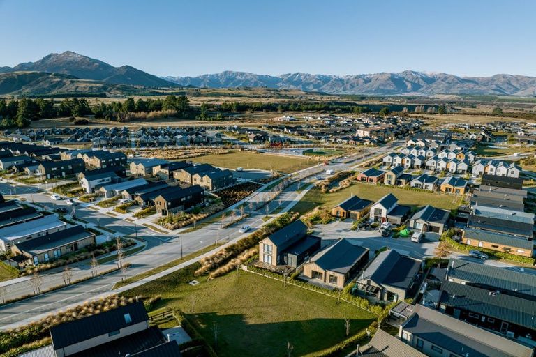 Photo of property in 5 Matakanui Lane, Wanaka, 9305