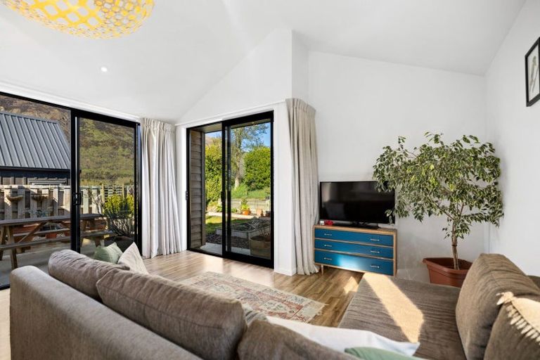 Photo of property in 2 Huxley Place, Lake Hayes, Queenstown, 9304