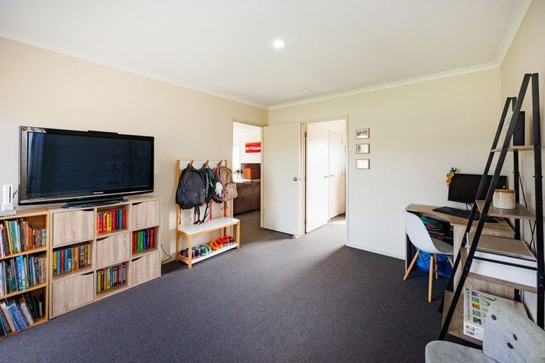 Photo of property in 15 Chestnut Close, Kelvin Grove, Palmerston North, 4414