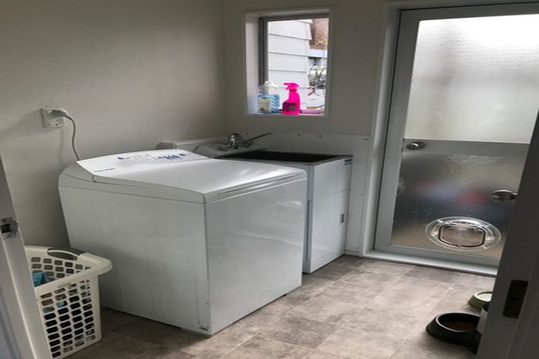 Photo of property in 2/48 Sandgate Avenue, Botany Downs, Auckland, 2010