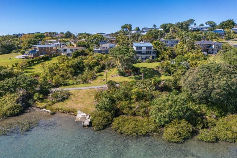 Photo of property in 40 Pohutukawa Avenue, Red Beach, 0932