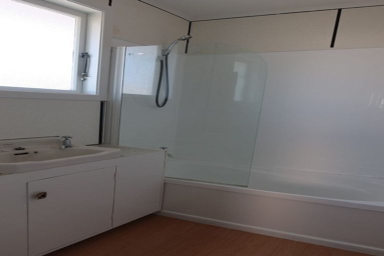 Photo of property in 7 Neil Avenue, Te Atatu Peninsula, Auckland, 0610