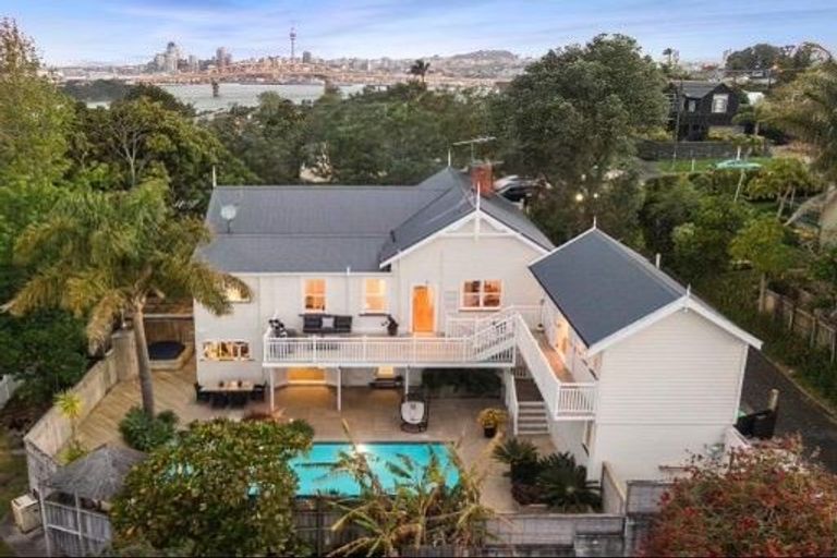 Photo of property in 30 Maritime Terrace, Birkenhead, Auckland, 0626