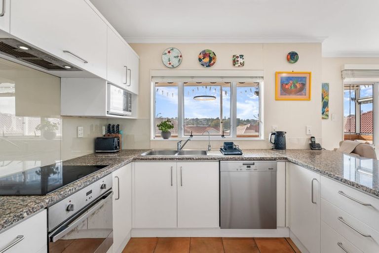 Photo of property in 31 Gillett Place, Botany Downs, Auckland, 2014