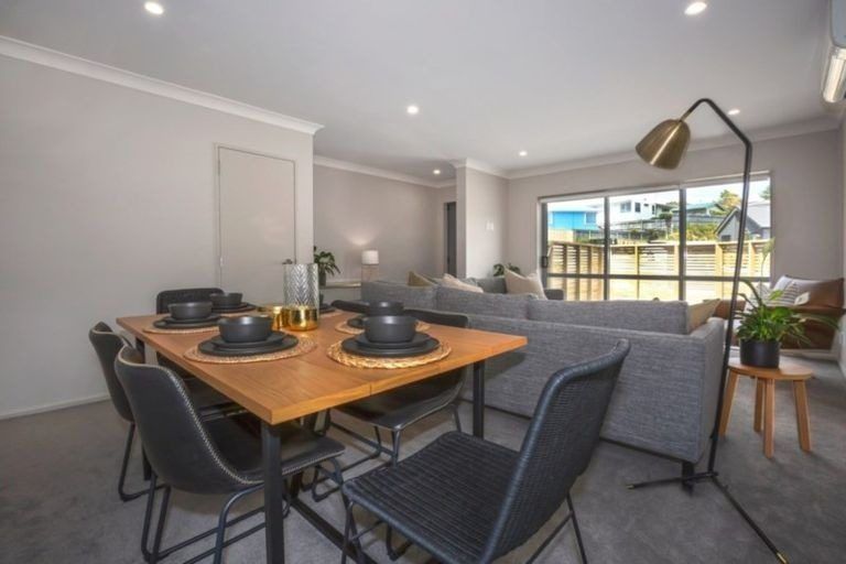 Photo of property in 16 Brindle Way, Newlands, Wellington, 6037