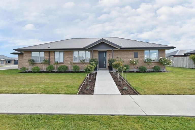 Photo of property in 2 Grasmere Close, Rangiora, 7400
