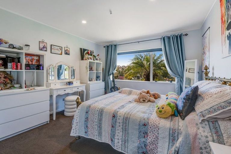 Photo of property in 11 Azure Grove, Unsworth Heights, Auckland, 0632