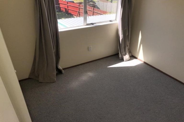 Photo of property in 5a Sunhaven Drive, Newlands, Wellington, 6037