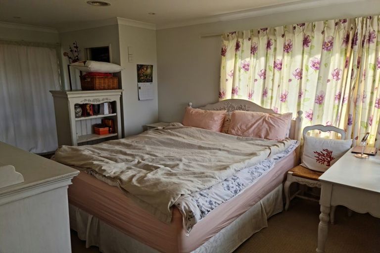 Photo of property in 140 Glanmire Road, Newlands, Wellington, 6037