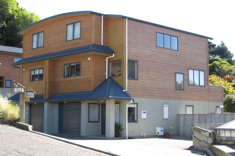 Photo of property in 2 Stella Grove, Newlands, Wellington, 6037