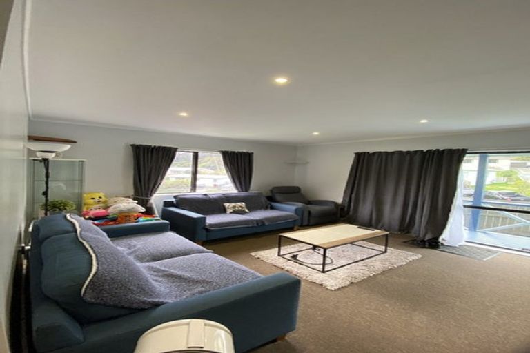 Photo of property in 33 Omapere Street, Whitby, Porirua, 5024