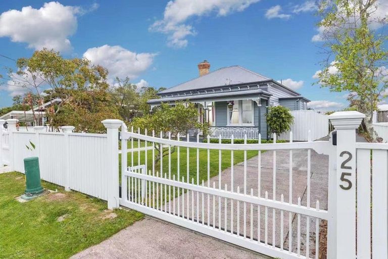 Photo of property in 25 Balmain Road, Birkenhead, Auckland, 0626