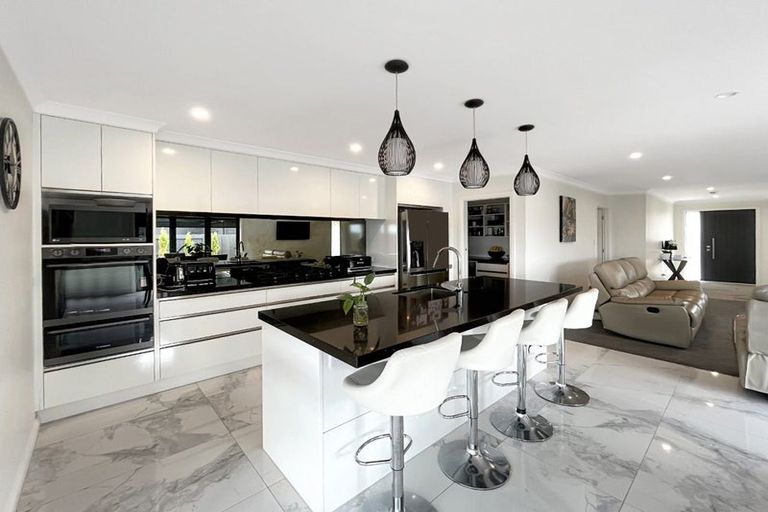 Photo of property in 104 Johnstone Drive, Fitzherbert, Palmerston North, 4410