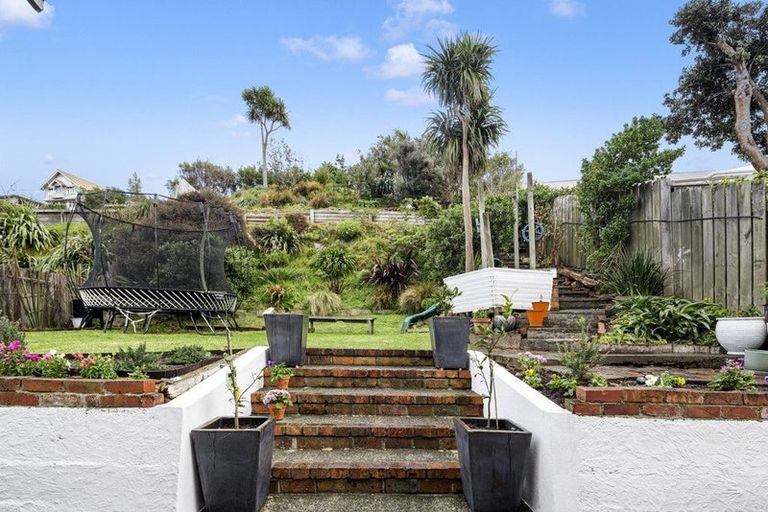 Photo of property in 72 Eden Street, Island Bay, Wellington, 6023